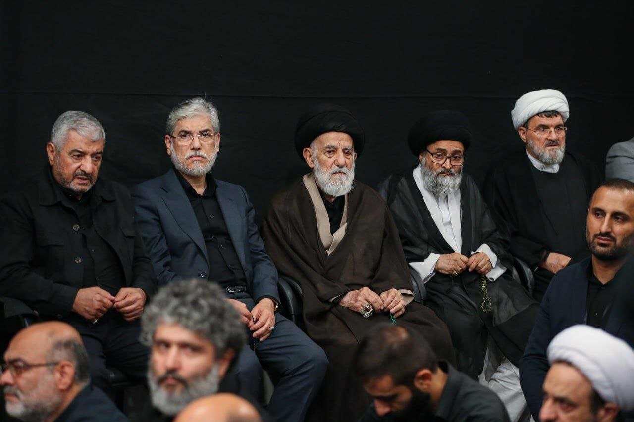 تصاویری از حضور علی لاریجانی، پزشکیان، سید حسن خمینی و جمعی از مسئولان در مراسم عزاداری حسینیه امام خمینی(ره)