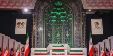 ببینید | نمایی از پیکر مطهر رهبر شهید انقلاب و خانواده شهید ایشان در مصلی تهران
