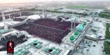 ببینید | نمای هوایی از حضور خیل عظیم عزاداران در مسجد جمکران و خیابان‌های اطراف پیش از اقامه نماز بر پیکر رهبر شهید انقلاب